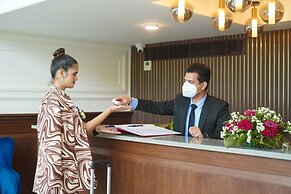 Saltstayz Select - Golf Course Road & Sector 57