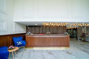 Saltstayz Select - Golf Course Road & Sector 57