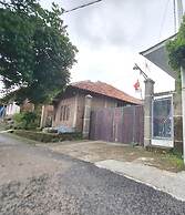 OYO LIFE 93634 Penginapan D'palinggihan Syariah