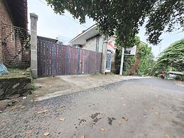 OYO LIFE 93634 Penginapan D'palinggihan Syariah