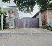 OYO LIFE 93634 Penginapan D'palinggihan Syariah