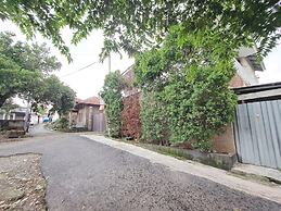 OYO LIFE 93634 Penginapan D'palinggihan Syariah