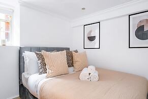 Elegant 2BR 2BA with Patio in Kennington