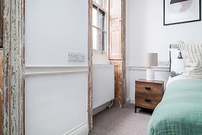 Elegant 2BR 2BA with Patio in Kennington