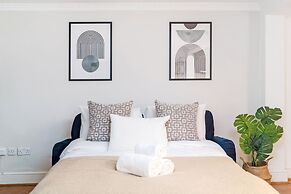 Elegant 2BR 2BA with Patio in Kennington