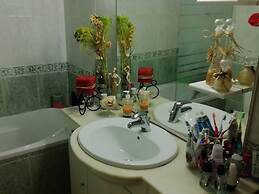 Room in Apartment - Double Room 2 In Albarraque, Sintra, Shared Bathro