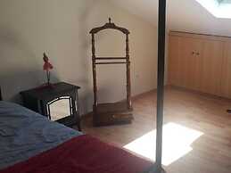 Room in Apartment - Double Room 2 In Albarraque, Sintra, Shared Bathro