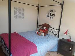 Room in Apartment - Double Room 2 In Albarraque, Sintra, Shared Bathro