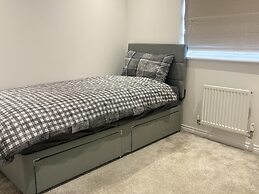 Immaculate 4-bed House in Horley