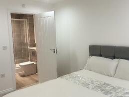 Immaculate 4-bed House in Horley