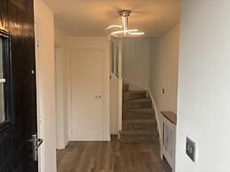 Immaculate 4-bed House in Horley