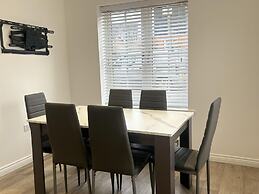 Immaculate 4-bed House in Horley