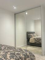 Immaculate 4-bed House in Horley