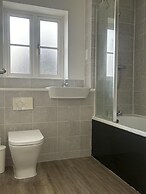 Immaculate 4-bed House in Horley