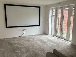 Immaculate 4-bed House in Horley