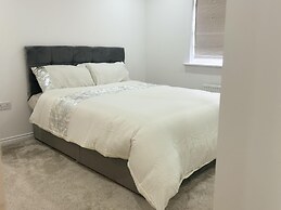 Immaculate 4-bed House in Horley