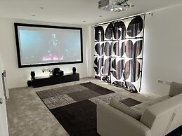 Immaculate 4-bed House in Horley