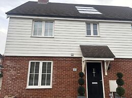 Immaculate 4-bed House in Horley