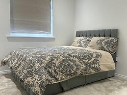 Immaculate 4-bed House in Horley