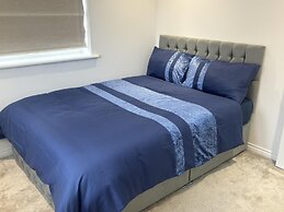 Immaculate 4-bed House in Horley