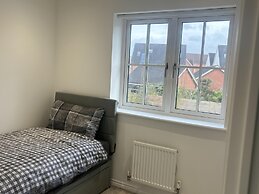 Immaculate 4-bed House in Horley