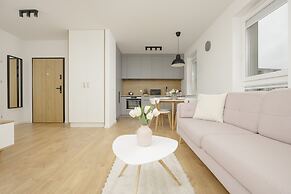 Apartment With Desk in Gdansk by Renters