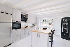 Moute House by Corfuescapes