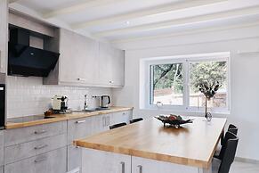 Moute House by Corfuescapes