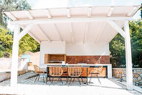 Moute House by Corfuescapes