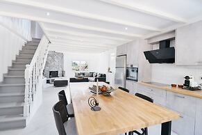 Moute House by Corfuescapes