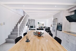 Moute House by Corfuescapes