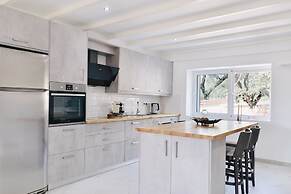 Moute House by Corfuescapes