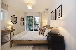 The Wembley Park Gem - Lovely 2bdr Flat With Balcony