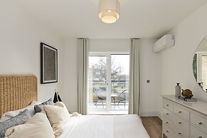 The Wembley Park Wonder - Charming 2bdr Flat With Balcony