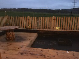 Cosy 1-bed Farm Stay Cabin