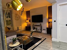 Lush Jacuzzi Apartment With Balcony