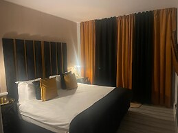 Lush Jacuzzi Apartment With Balcony