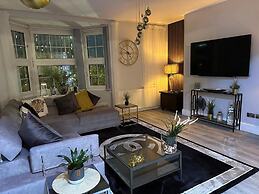 Lush Jacuzzi Apartment With Balcony