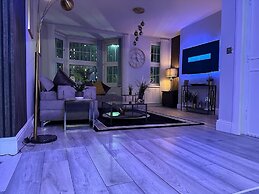 Lush Jacuzzi Apartment With Balcony