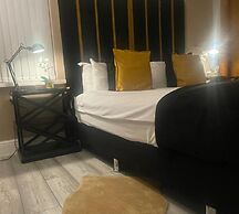 Lush Jacuzzi Apartment With Balcony