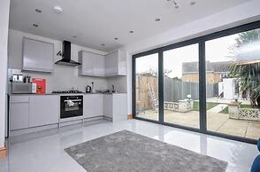 Spacious 3-bed House in Brighton With Parking