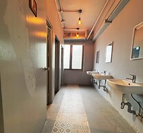 OYO 75465 Lucky Hoste