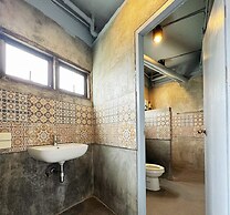 OYO 75465 Lucky Hoste