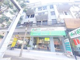 OYO 75465 Lucky Hoste