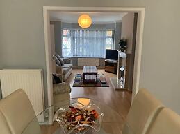 Stunning 3-bed House in Cheadle