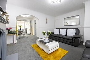 Captivating 3-bed House in Blackburn
