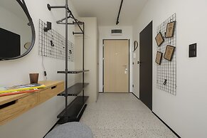 Horse Racing View 8th Floor by Renters