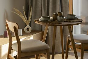 Horse Racing View 8th Floor by Renters