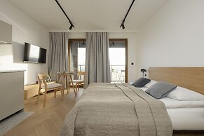 Horse Racing View 8th Floor by Renters