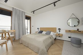 Horse Racing View 8th Floor by Renters